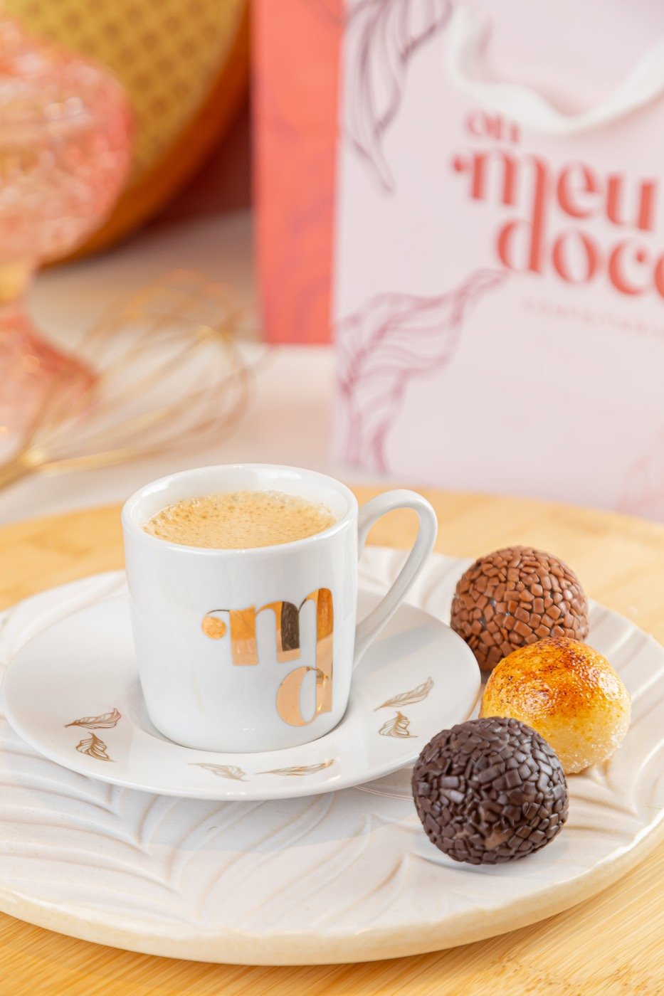 Café e doces ao lado de uma embalagem da Oh meu doce